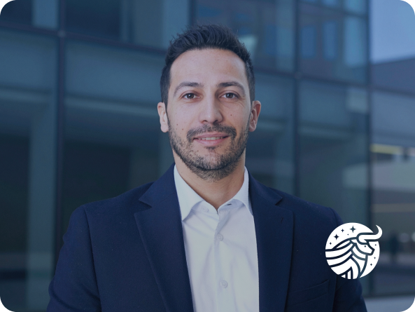 homme consultant son ordi
